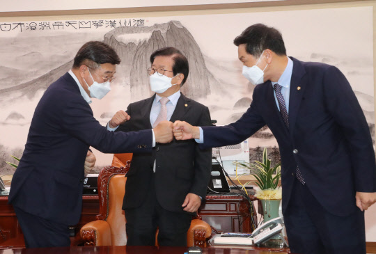 윤호중(왼쪽)민주당 원내대표와 김기현(오른쪽)국민의힘 원내대표가 31일 국회 의장실에서 박병석 국회의장 주재로 회동하며 주먹인사를 하고 있다. 연합뉴스